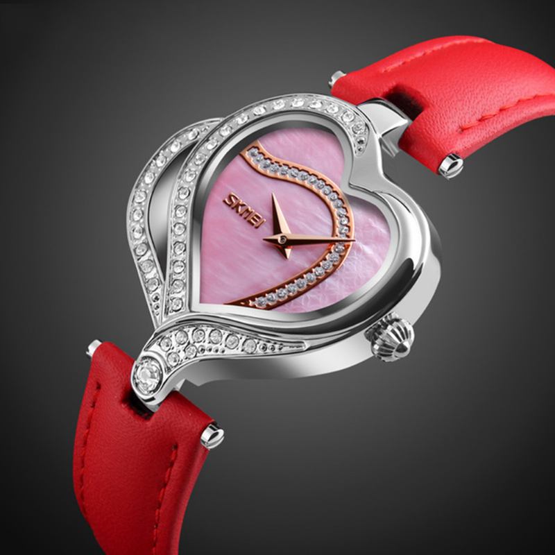 Sweet Love Mode Stil Kvinnor Klockor Crystal Läder Armband Quartz Watch