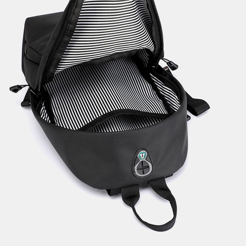 Män Nylon Hörlurar Hål Vattentät Utomhus Crossbody Bag Bröstväska Sling Bag