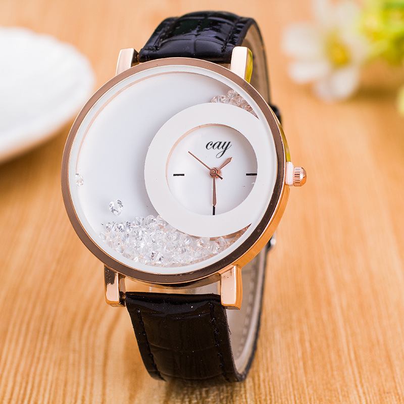 Mode Casual Damklocka Crystal Dial Läderrem Kvinnlig Quartz Watch